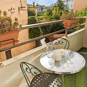 https://picasso-studio-calm-sunny-balcony.fr-provencehotel.com